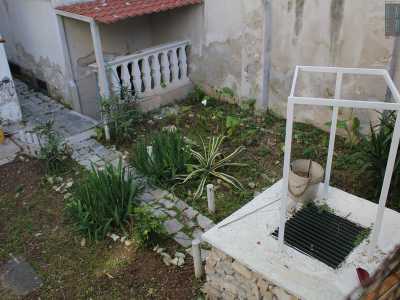 Ci� che vediamo � un giardinetto curato con piante grasse e un vialetto in pietra...